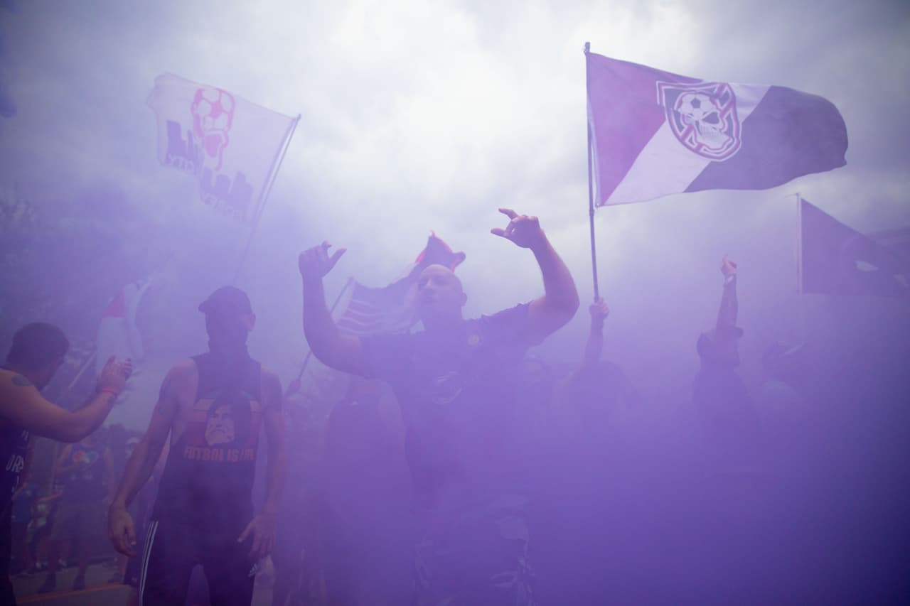 Con lluvia (mucha) en algunos estadios y la locura de los hinchas en otros.
<br>