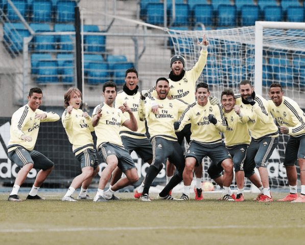 Aunque lo intentaron, solo Cristiano, Modric y Arbeloa consiguieron hacer bien el karateka en esta fotografía.
