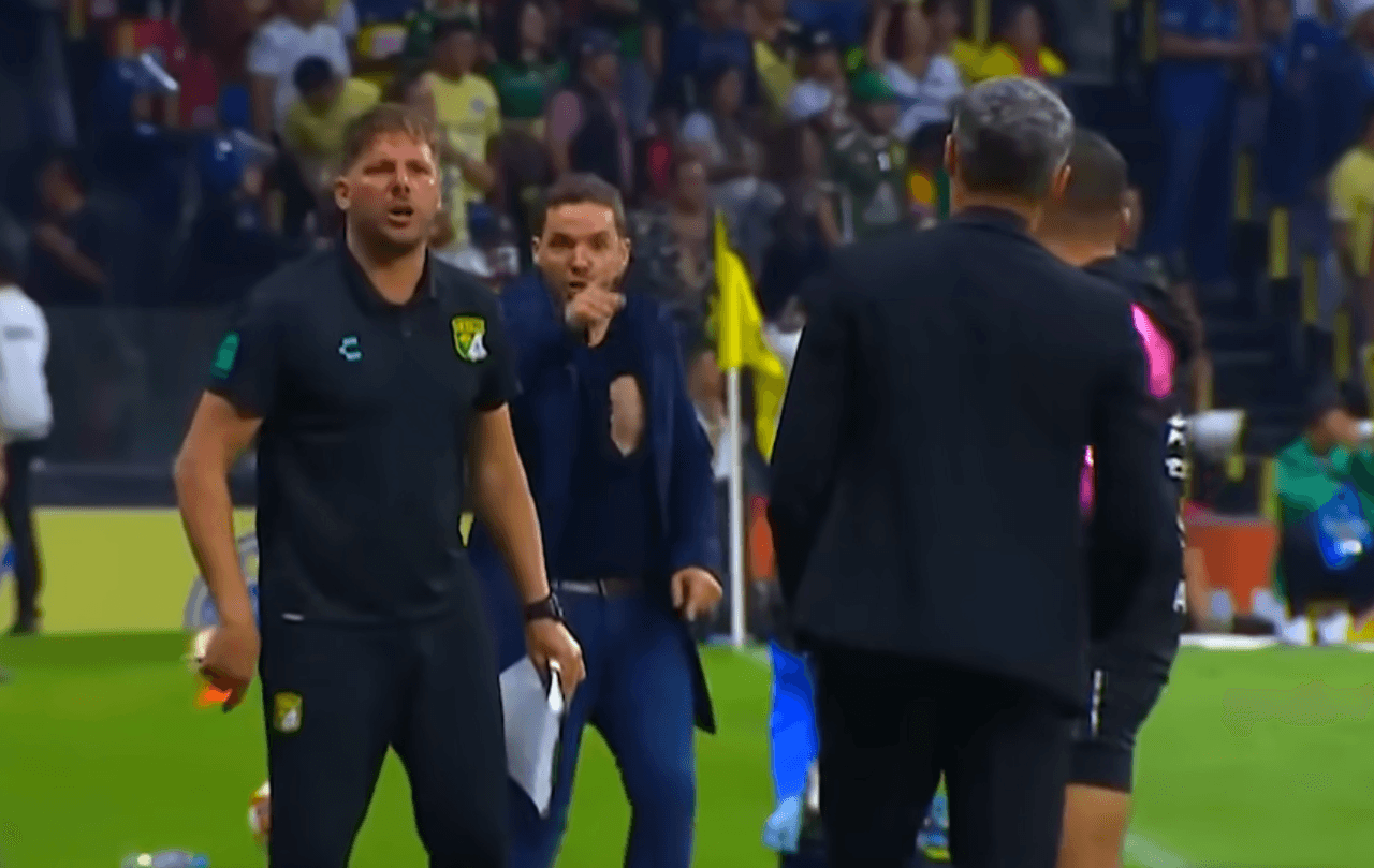 Entre la discusión de los estrategas, el de León terminó con la playera rota por los jaloneos.