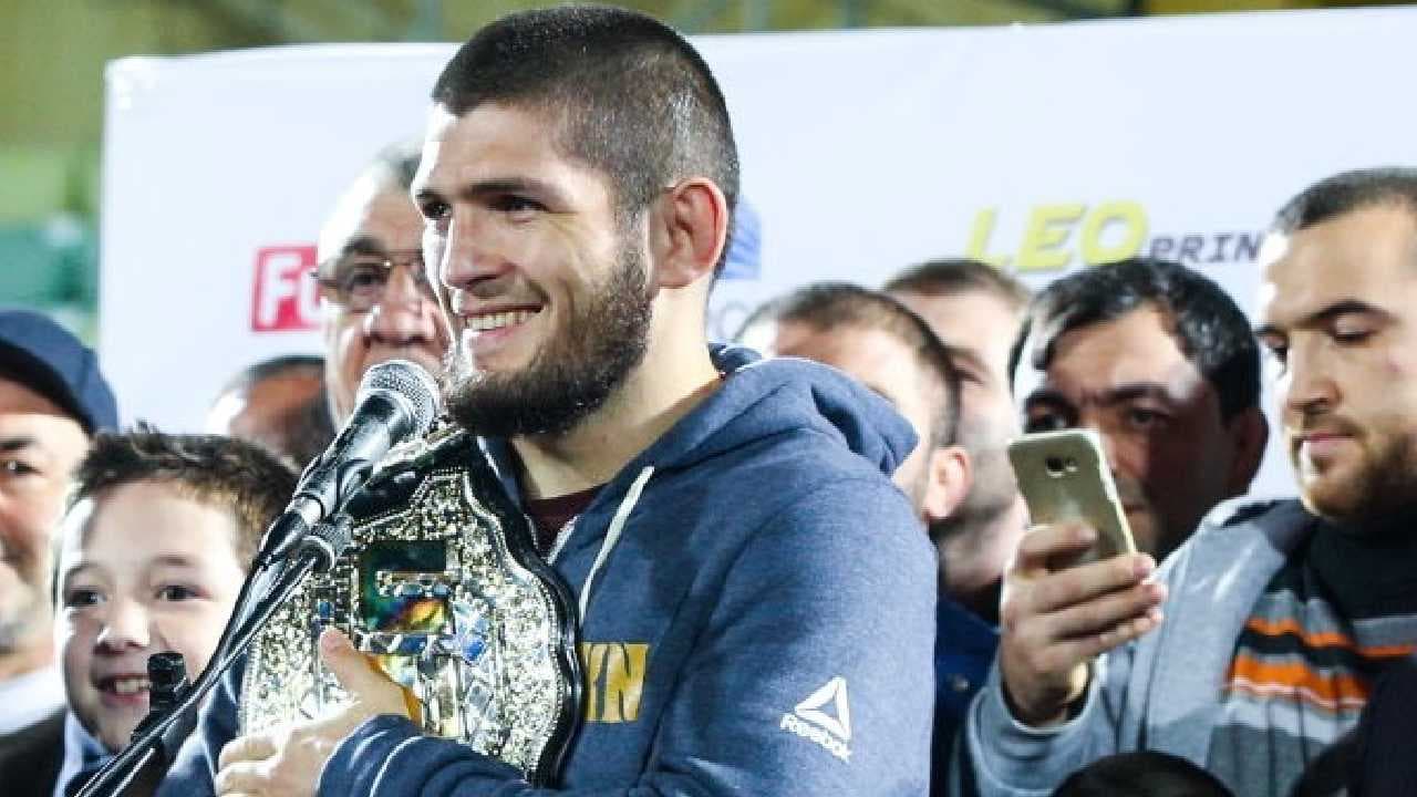 Khabib Nurmagomedov es recibido como un héroe en Rusia