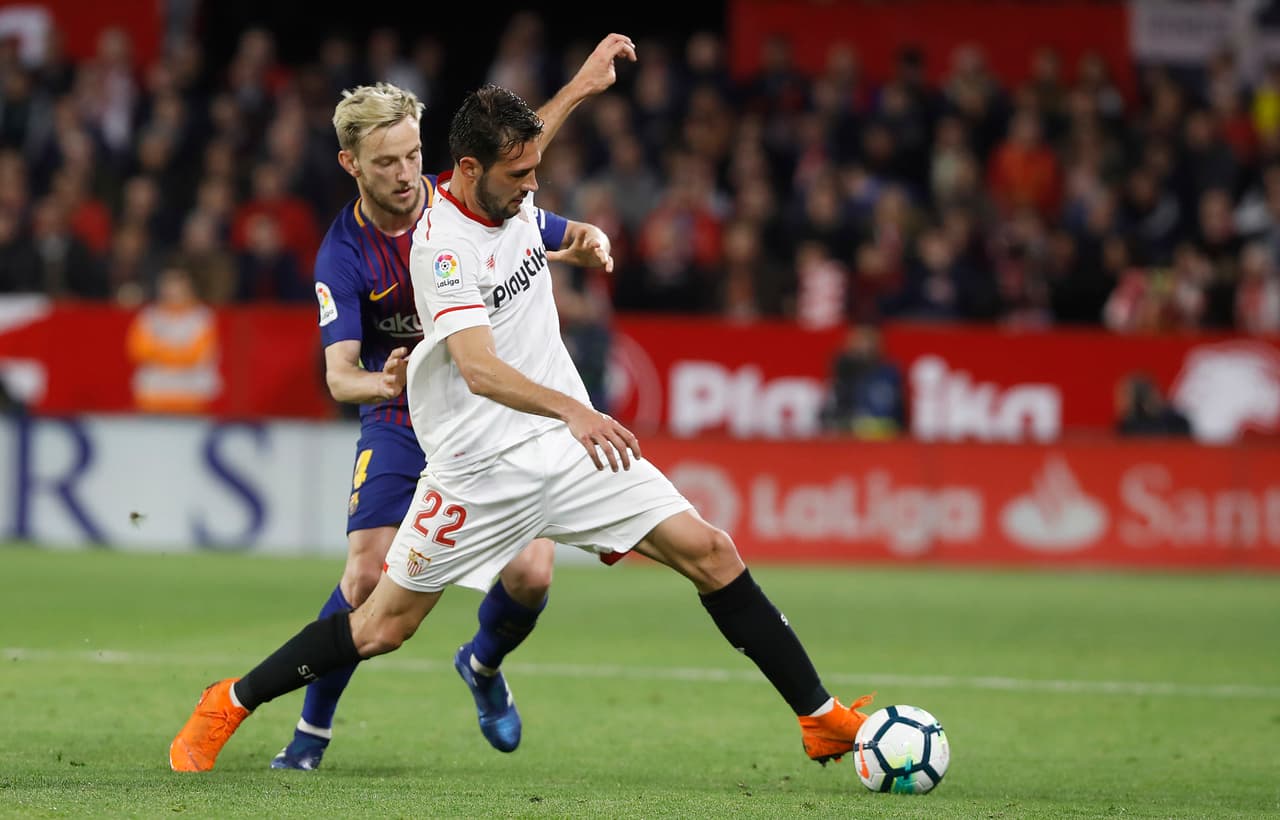 Sevilla saltó al campo con una gran propuesta ofensiva y tuvo al líder de la competencia contra la lona por más de 80 minutos.