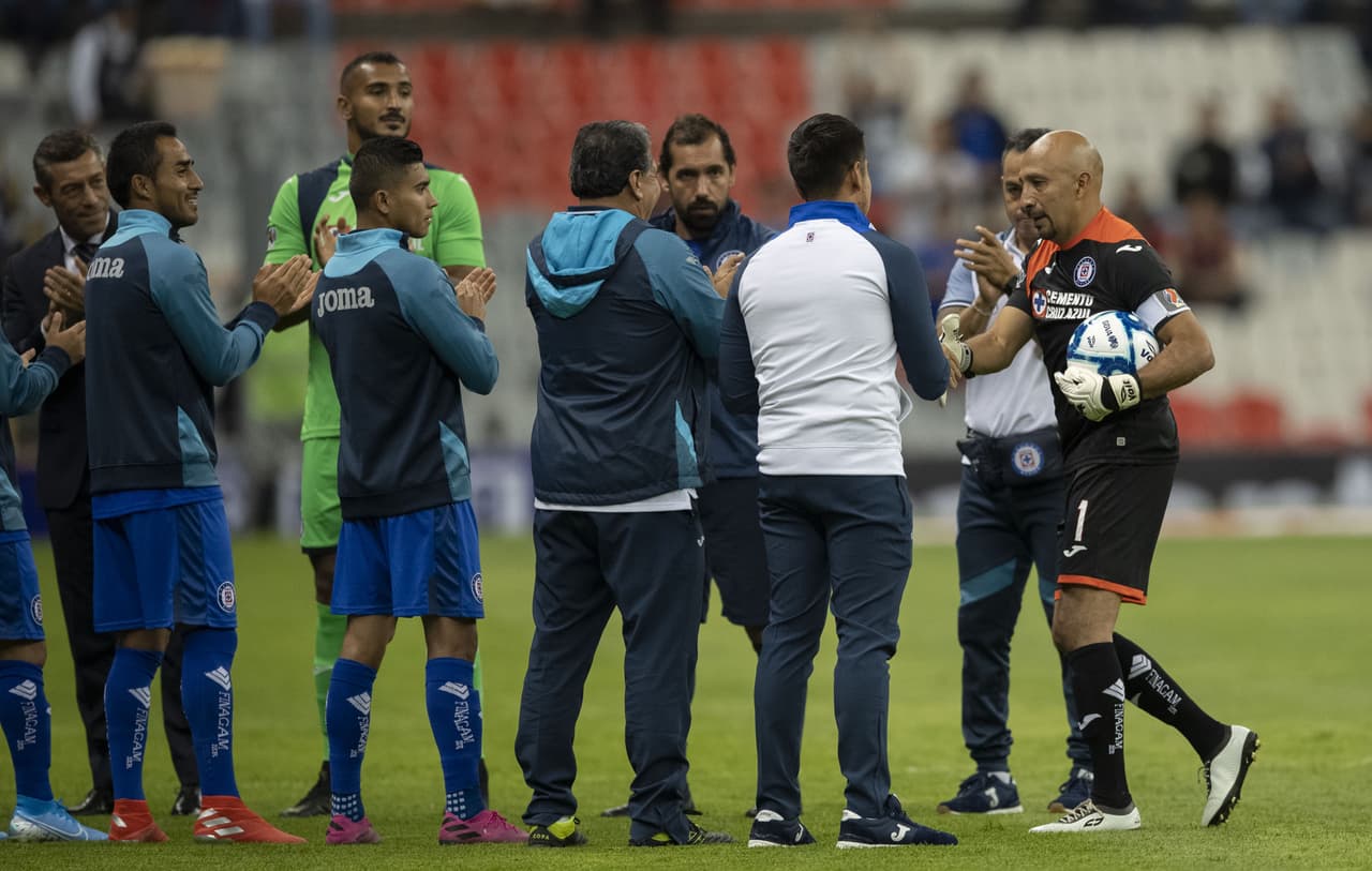 Así fue la última vez del 'Conejo' Pérez en el Azteca. Emotivo homenaje.