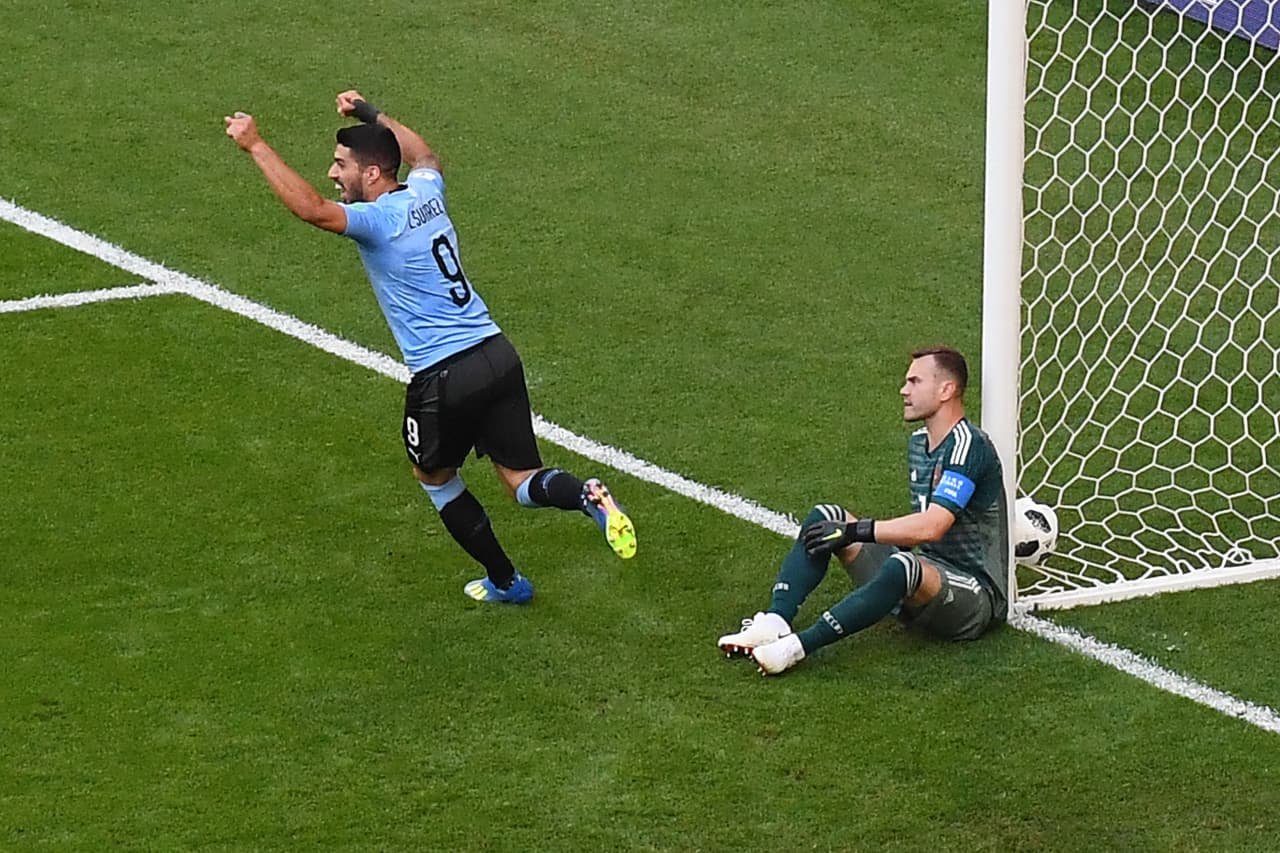 Con casa llena en Samara, el 25 de junio, Rusia cayó 3-0 con Uruguay, perdiendo el primer lugar del Grupo A. El primer gol fue de Luis Suárez apenas a los 10 minutos.
