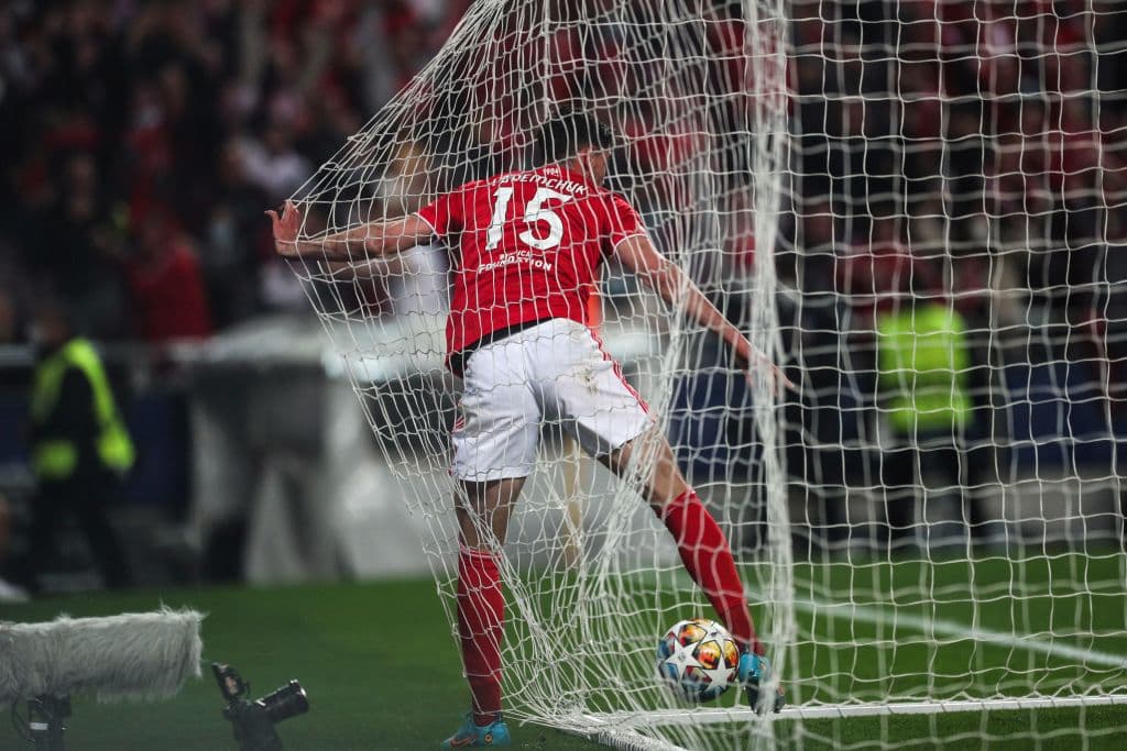 Ajax y Benfica se van con empate tras partidazo en el partido de ida en Octavos de Final en la Champions League. Dusan Tadic y Sebastien Haller anotaron para la escuadra holandesa, mientras que Roman Yaremchuk y también Sebastien Haller sumaron para los locales. Edson Álvarez fue titular durante el encuentro.