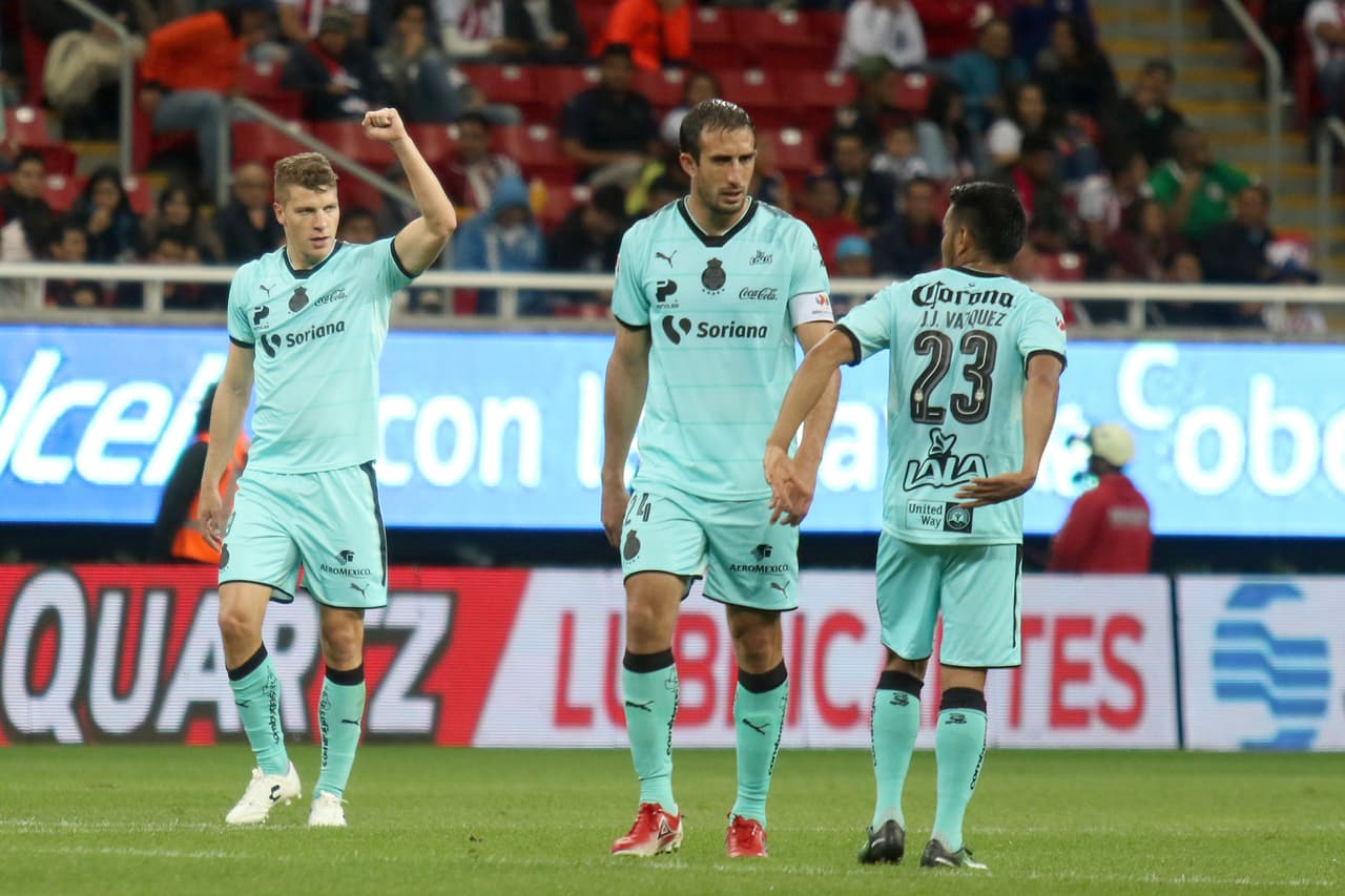 Julio Furch abrió el marcador en favor de Santos al minuto 32 con remate de cabeza a centro de Brian Lozano.