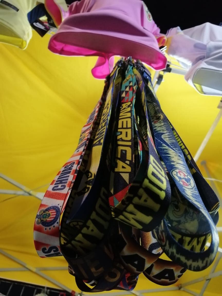 Los aficionados pueden adquirir todo tipo de productos alusivos al conjunto de Coapa previo al duelo de la Concachampions.