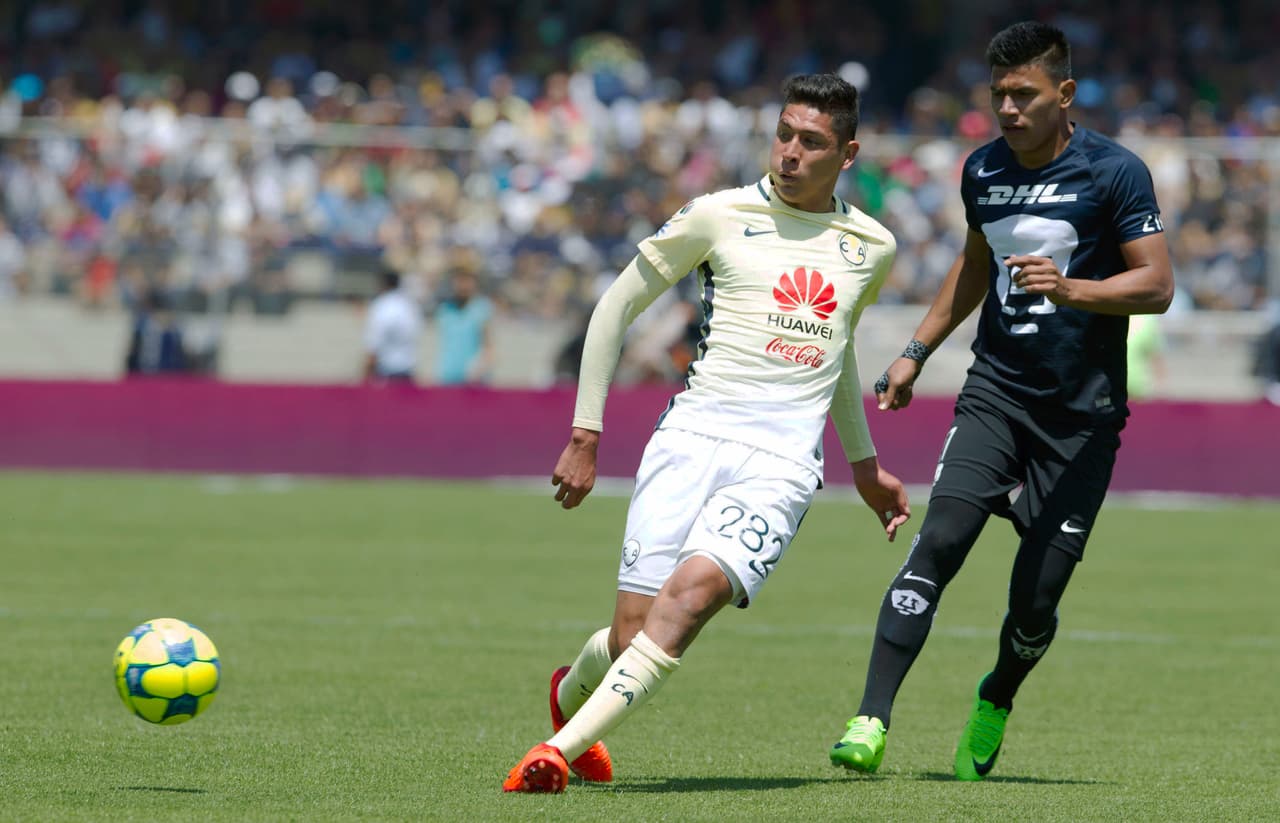 Edson Álvarez y Jesus Gallardo disputan un balón a medio campo.