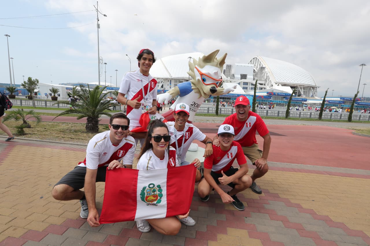 Los hinchas peruanos y australianos viven con emociones distintas su último duelo por el grupo C del Mundial, unos con la nostalgia de la despedida y los otros con la ilusión de aún llegar a octavos.