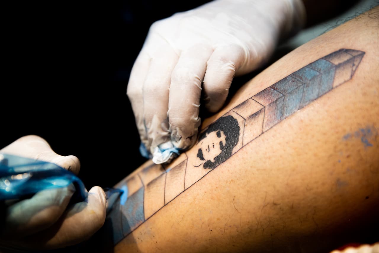 Tatuaje de Maradona salva la vida a dos personas en Ucrania