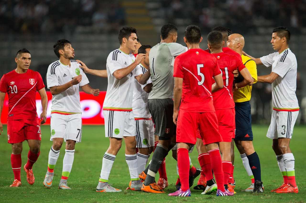 El árbitro debió intervenir para que el conato de bronca no se generalizara.
