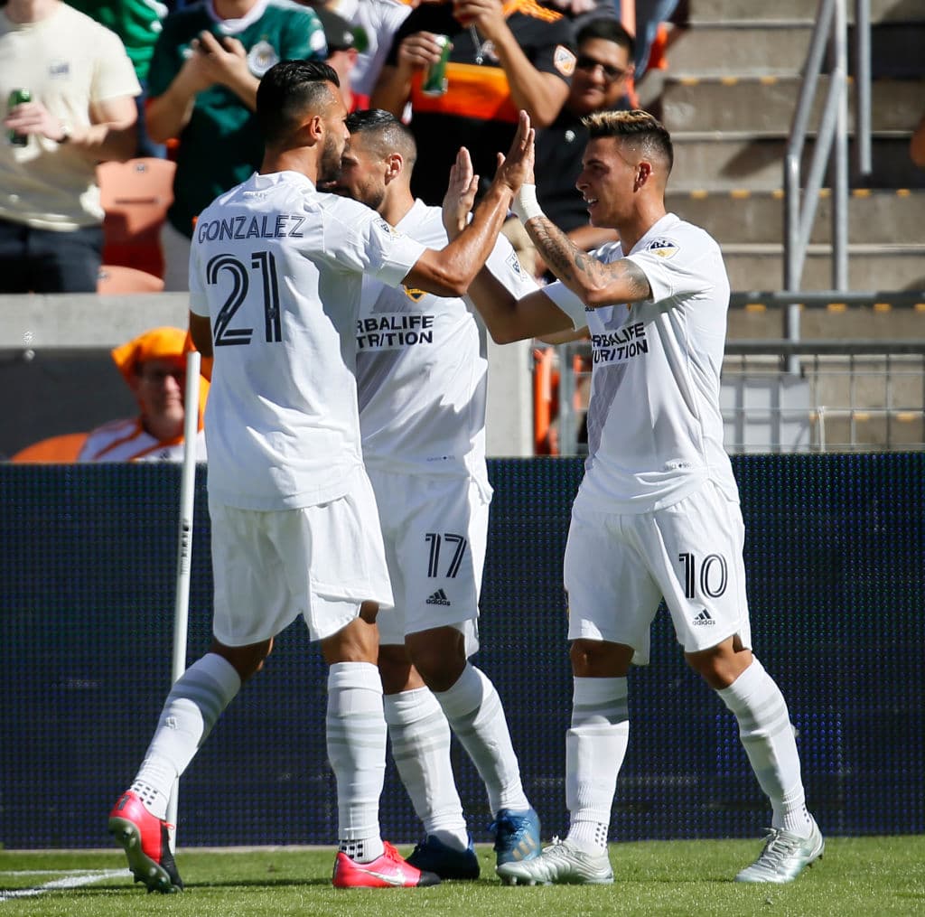 Cristian Pavón Recibe el balón luego de un despeje de su arquero, recorta y saca un potente disparo que deja sin opciones al arquero Marko Mari´c.