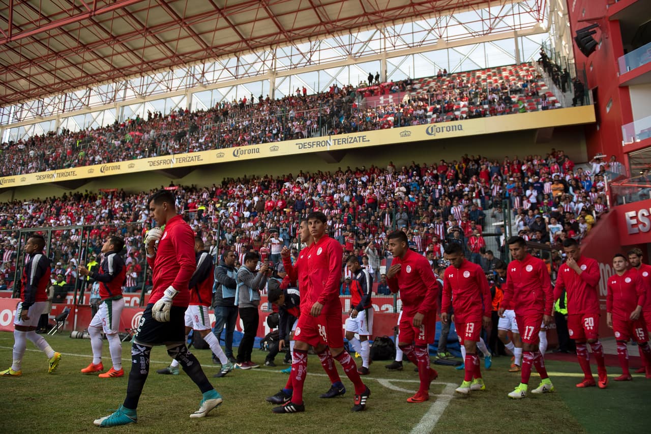 Chivas tuvo un mal Apertura 2017 en el que quedaron en la décimo tercera posición mientras que Toluca se coló a la Liguilla como quintos de la general.