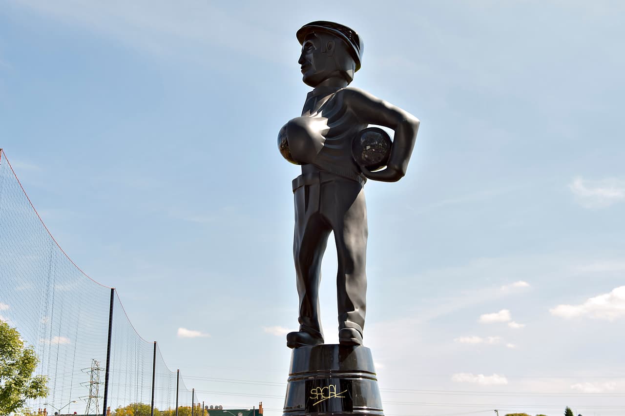 Como reconocimiento a 'El Chanfle', en las instalaciones del América de México se le construyó una estatua a ese personaje.