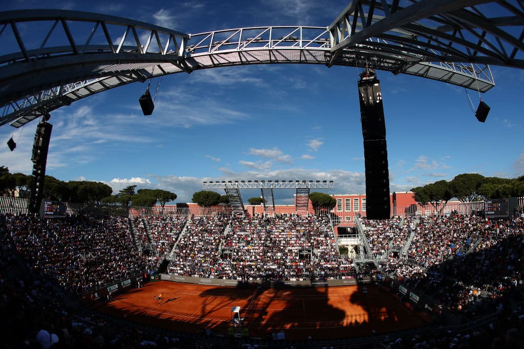 En 2015, Kyrgios insultó a Stan Wawrinka con declaraciones groseras durante un partido en Montreal. Recibió una multa de 12,500 dólares y una suspensión condicional de 28 días. También fue blanco de críticas por renunciar a los Juegos Olímpicos por diferencias con un dirigente del equipo de Australia y criticar a tenistas retirados que le habían ofrecido consejos.