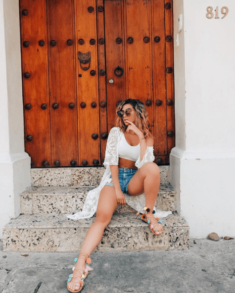 Ella es Claudia Sampedro, una espectacular cubana con quien Julius Peppers sostiene uan relación que ha dado fruto a dos hijos. En el medio del modelaje de los Estados Unidos, Claudia es conocia como la 'Kim Kardashian cubana' por su evidente parecido físico.