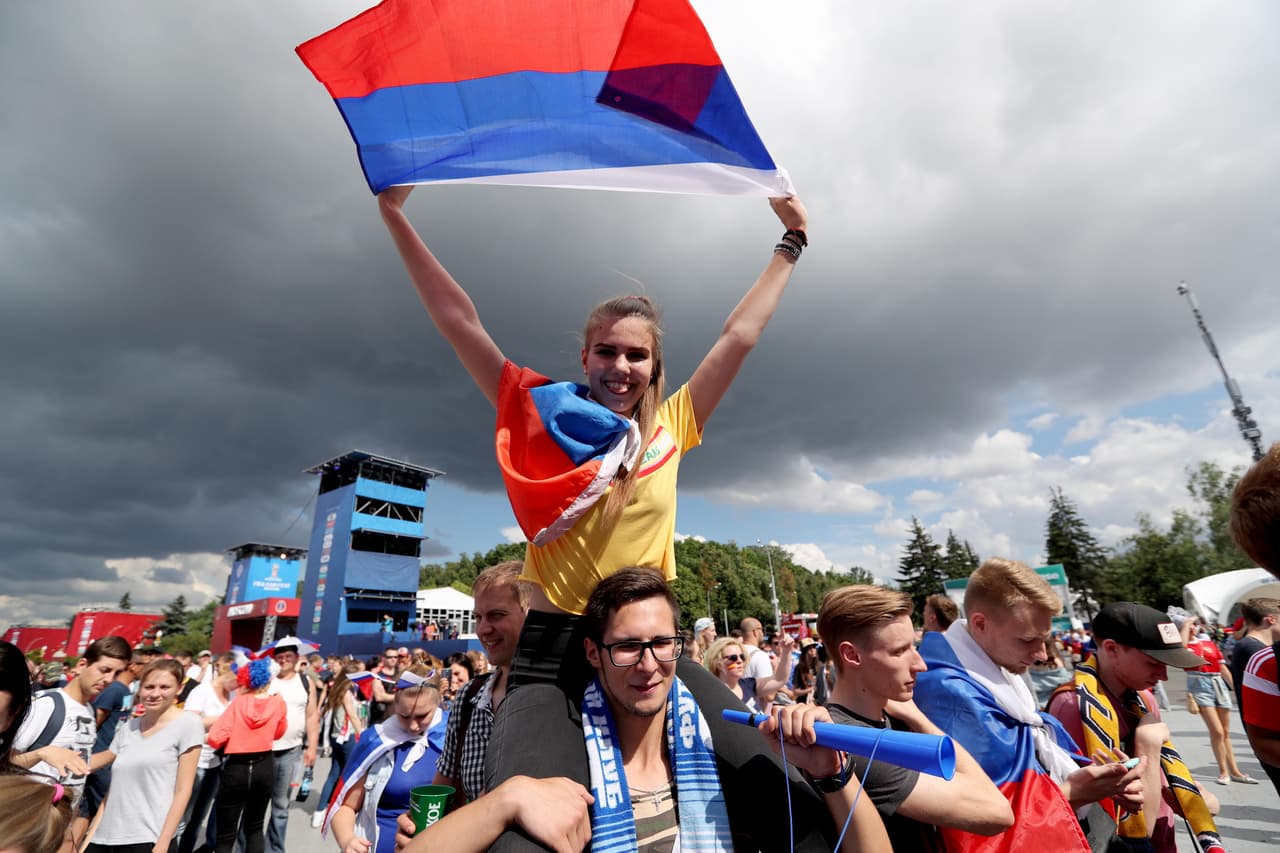 Los fanáticos del duelo entre Rusia y España viven una jornada especial en Moscú y en el estadio de Luzhniki en medio del partido de octavos de final del Mundial de Rusia 2018.