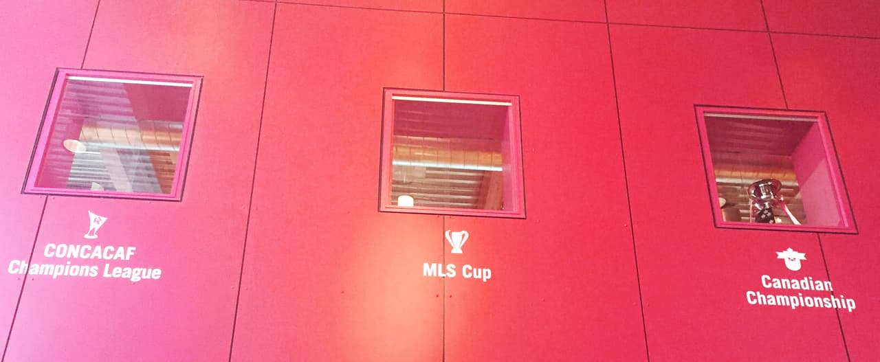 El vacío en un muro, en la sede del club, le recuerda Toronto FC su obligación de ganar su primer título de MLS en la historia