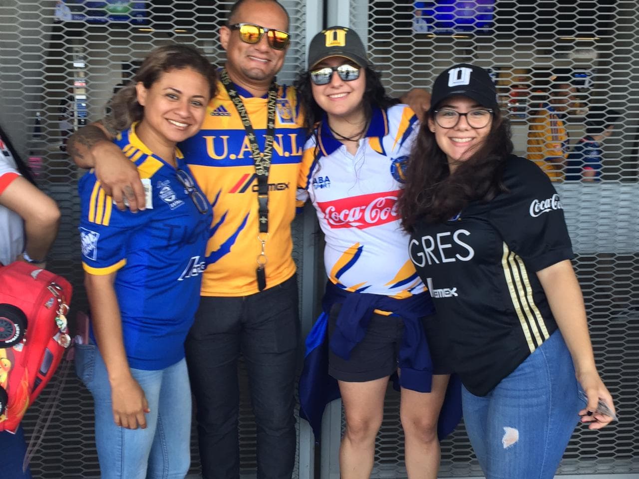 Así se vivió el ambiente dentro y fuera del Estadio BBVA previo al arranque de la Final de la Liga MX en el juego de Vuelta en el que se sabrá si Rayadas o Tigres se coronan en la Liga MX Femenil. Un marco esplendoroso se vivió con dos aficiones muy conectadas.