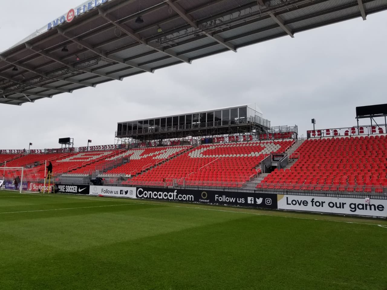 Las condiciones del terreno son aceptables para el juego de ida entre Toronto FC y Chivas de Guadalajara, en medio de un clima frío que sin duda cuenta como factor en el escenario.