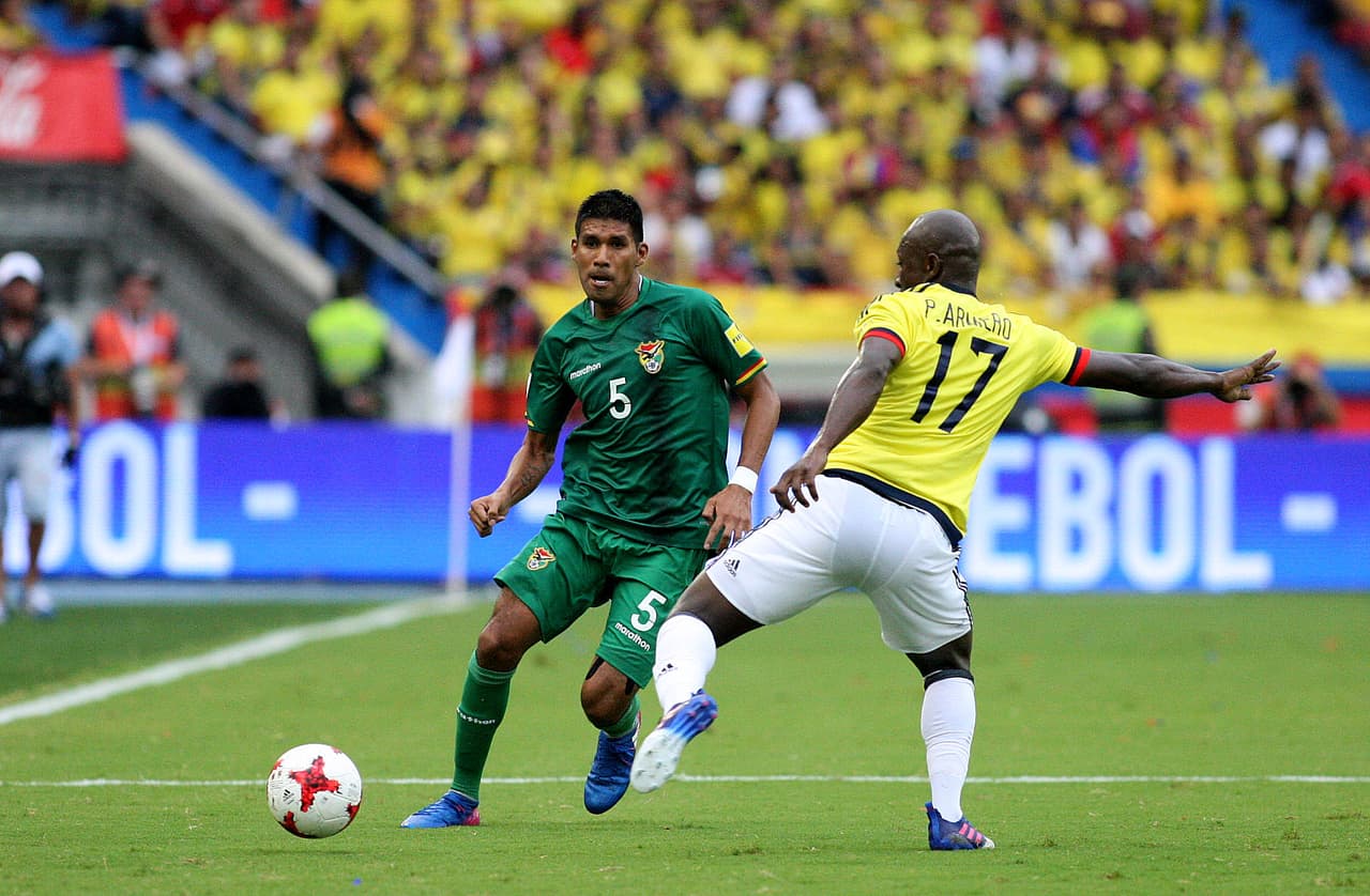 Mario Cuéllar (Bolivia) lo intenó potr lóa banda izquierda, pero Pablo Armero, que regresó al equipo colombiano para esta jornada (no estaba desde la Copa América de Chile 2015), lo controló.