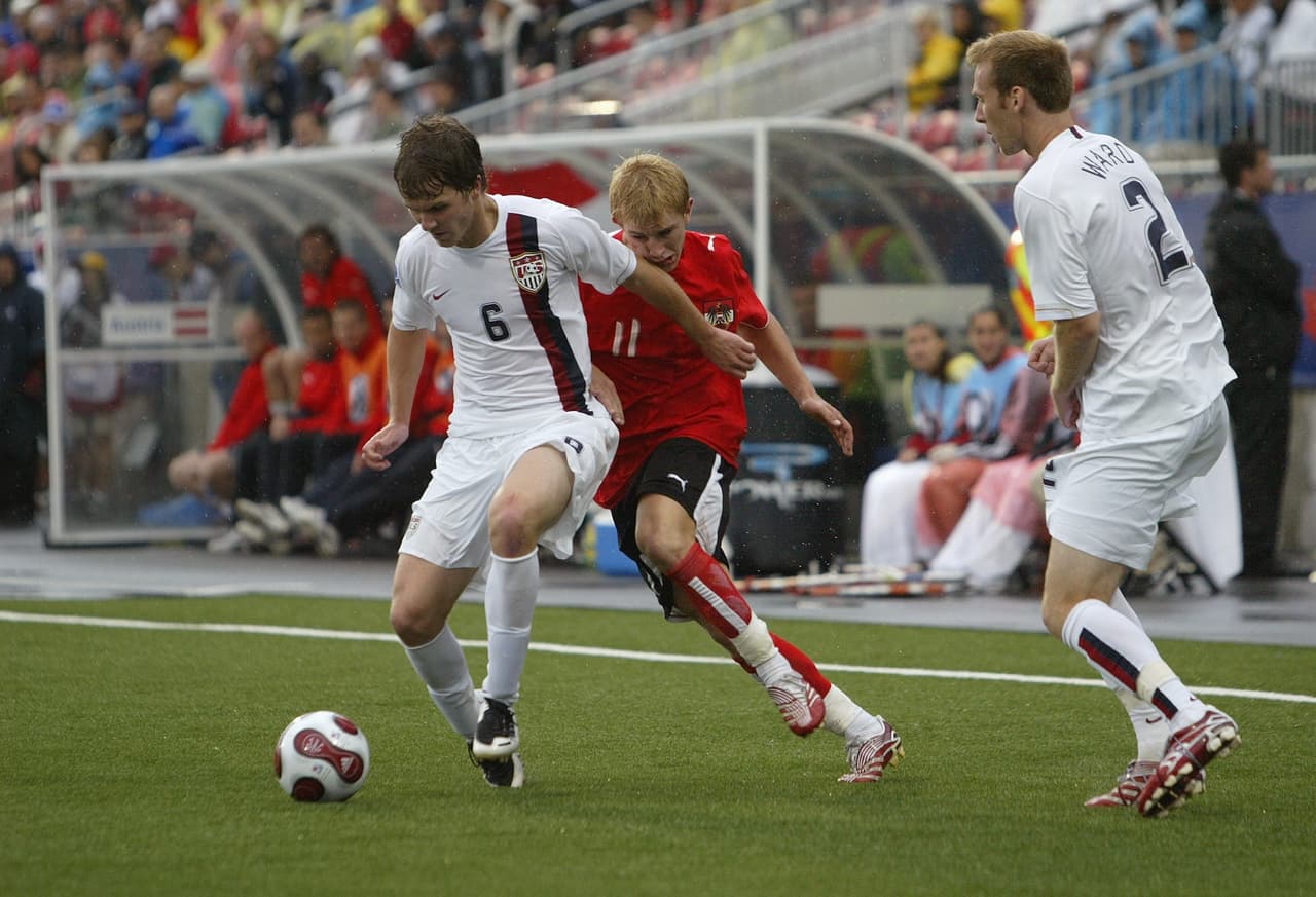 Su primera experiencia en un torneo oficial de la FIFA fue en el Mundial Sub20 de Canadá 2007, donde también participaron Luis Suárez, Gerard Piqué, Alexis Sánchez y Sergio Agüero.