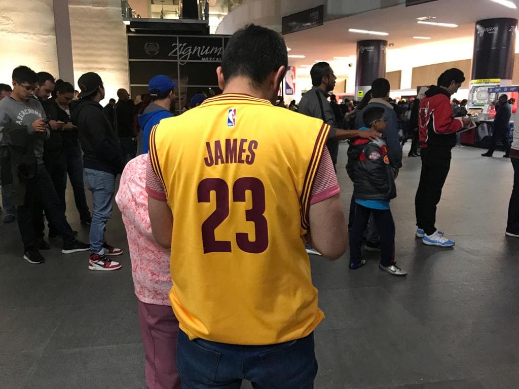 La afición mexicana luce diferentes jerseys, desde LeBron James hasta el de Najera.