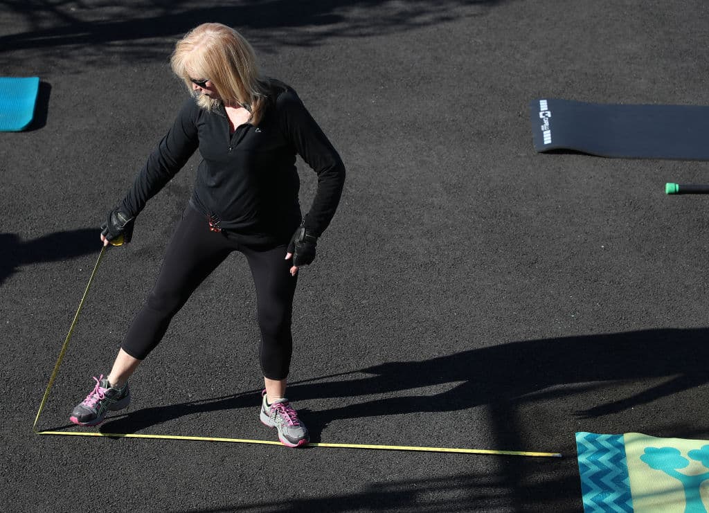 Tras la emergencia del coronavirus, Jamie Benedik organizó clases de fitness a puerta abierta en Long Island. Los asistentes tomaron la sesión conservando una distancia prudente entre ellos.