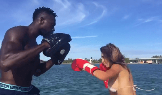 Sin embargo, justo cuando el mundo estaba listo para ver el salto de esta figura de la pornografía al boxeo, la mujer no se presentó al evento.