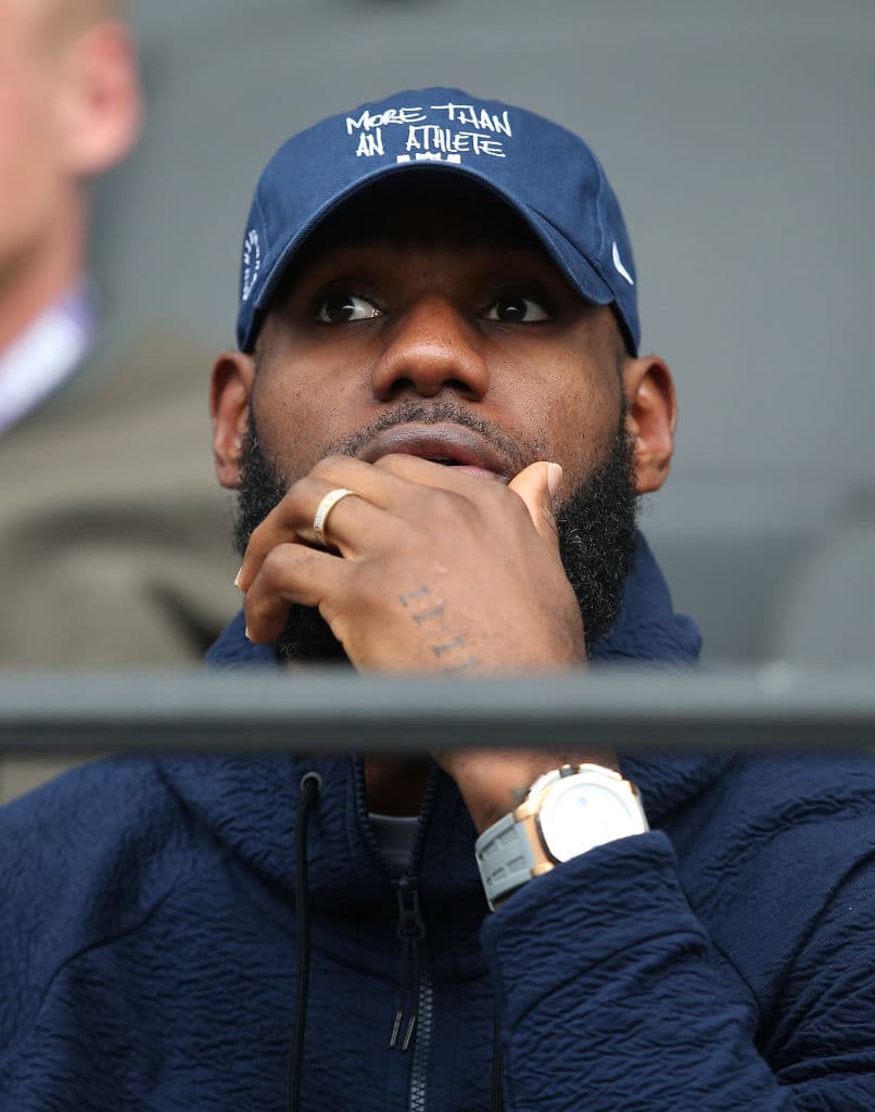 La última noticia es que LeBron sorprendió a los miembros del equipo de básquetbol de la prepa Christ the King en la ciudad de Nueva York. No solo fue su visita a la escuela, que no es poca cosa.