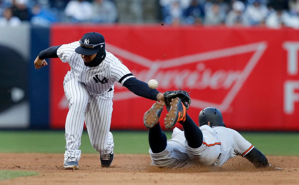 Jonathan Villar de Baltimore consuma el único robo de base del juego para los Orioles en el quinto inning ante el inútil intento de tocarlo por parte de Gleyber Torres