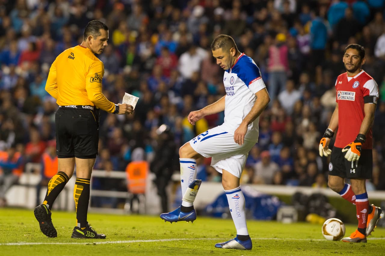 Aquí se observa cómo a Pablo Aguilar hasta le voltearon la espinillera debido a la vehemencia del contacto en su pierna izquierda.
