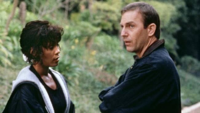 El filme contó la historia de una estrella de la música y el hombre contratado para protegerla.