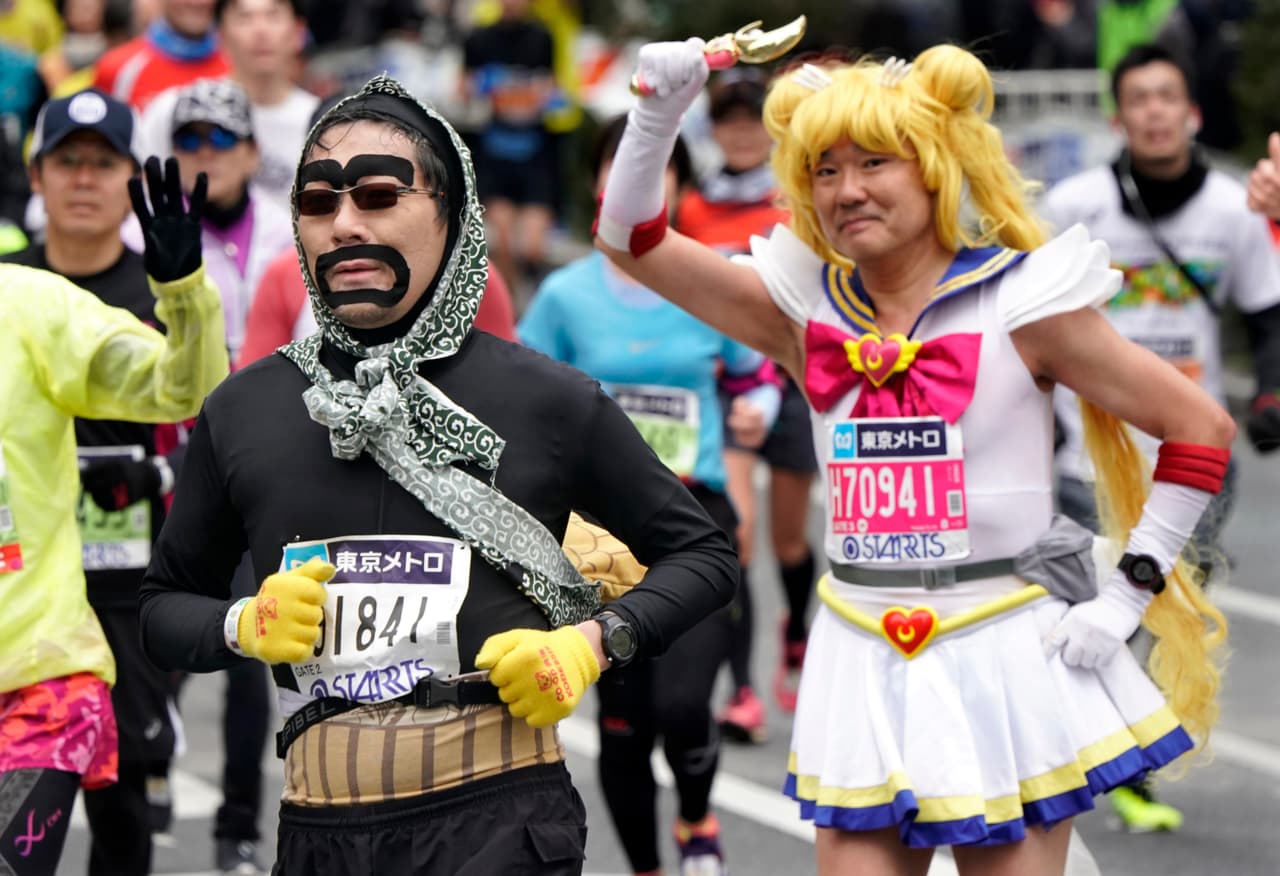 La Maratón de Tokio dio apertura a la temporada de las grandes carreras del atletismo mundial, en medio del colorido de algunos de sus participantes y sus curiosos atuendos.