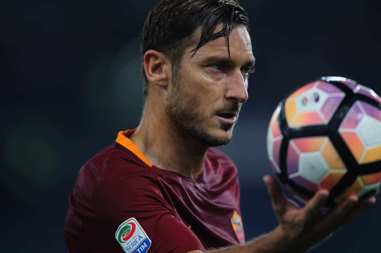 ROME, ITALY - SEPTEMBER 21: Francesco Totti of AS Roma holds the ball during the Serie A match between AS Roma and FC Crotone at Stadio Olimpico on September 21, 2016 in Rome, Italy. (Photo by Paolo Bruno/Getty Images)