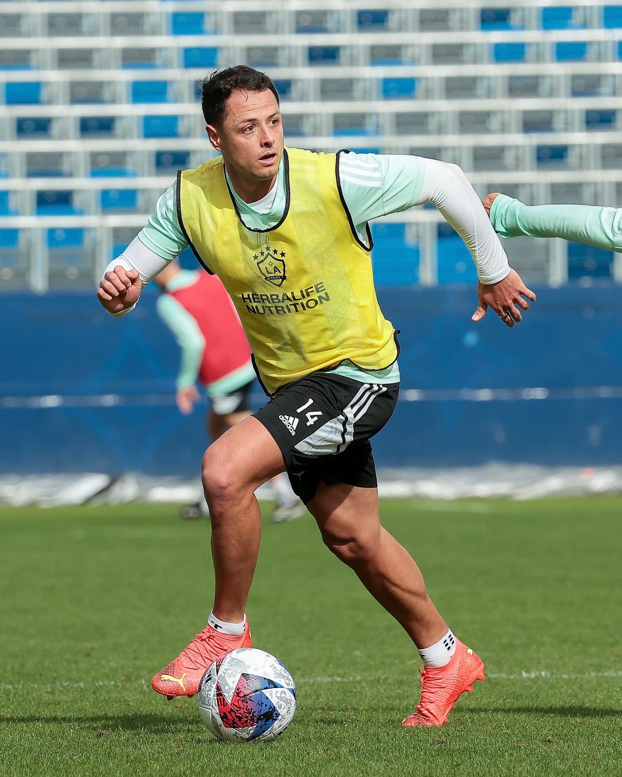 'Chicharito' es siempre una amenaza goleadora para los equipos rivales.