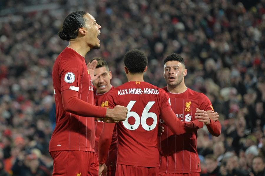 Liverpool se lleva el derbi de Inglaterra con goles de Virgil Van Dijk (14') y Mohamed Salah (93') ante el Manchester United. Liverpool sigue invicto y ya suma 39 partidos sin una derrota.
