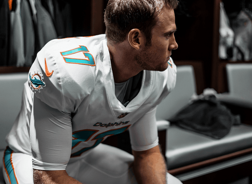 Los colores aqua y naranja le dieron de nuevo vida a la armadura de los guerreros de Miami Dolphins, que presentaron su indumentaria muy elegante y con porte para el 2018.