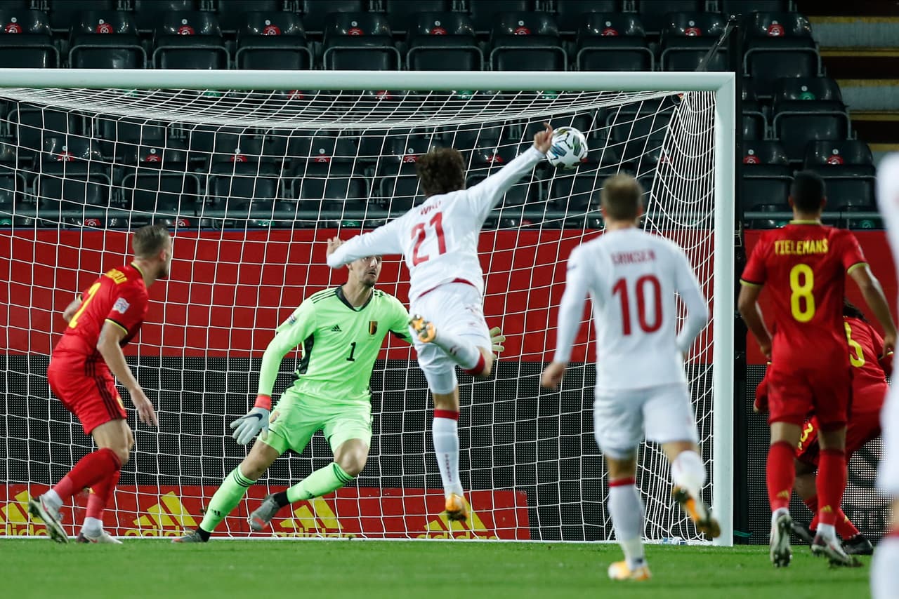 Bélgica derrota 4-2 a Dinamarca en encuentro muy emocionante y sigue en la lucha del título de la UEFA Nations League. Tielemans fue autor del primer gol, mientras que Romelu Lukaku se encargo de realizar un doblete y Kevin de Bruine anotó a los úlitmos minutos del encuentro. Courtois realizó autogol y Jonas Older Wind anotó el único gol para Dinamarca.
