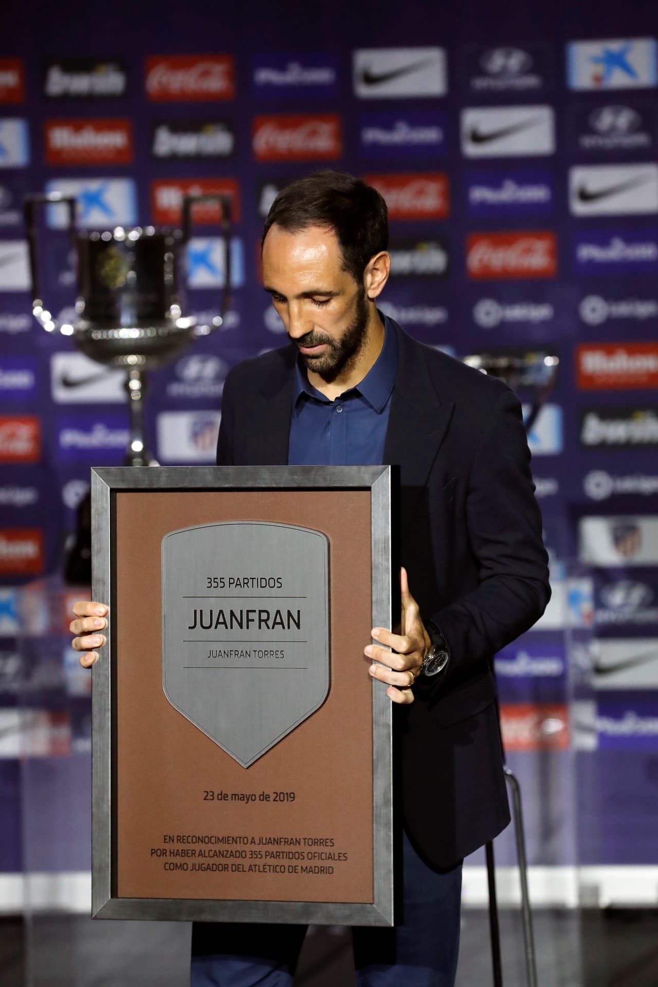 Este jueves, en una emotiva conferencia de prensa, Juanfran Torres dijo adiós a su etapa como jugador del Atlético de Madrid asegurando que volverá pronto por todo lo que le dio el club en su carrera profesional. El lateral, que aún no confirma su próximo destino, se marcha con siete títulos entre los cuales hay una Liga y dos Europa League.