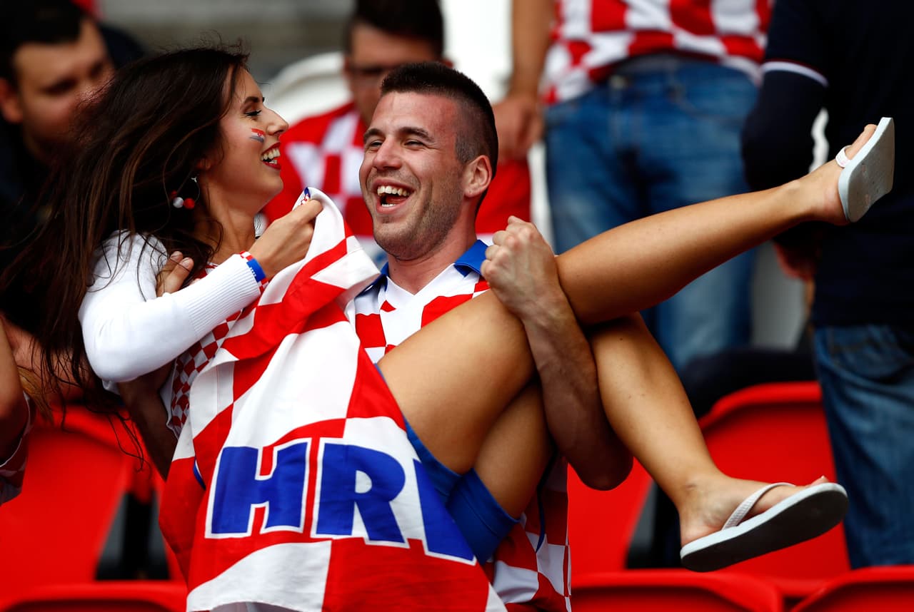 Disfruta de las mejores imágenes de las aficionadas croatas que partido a partido apoyan a su selección.
