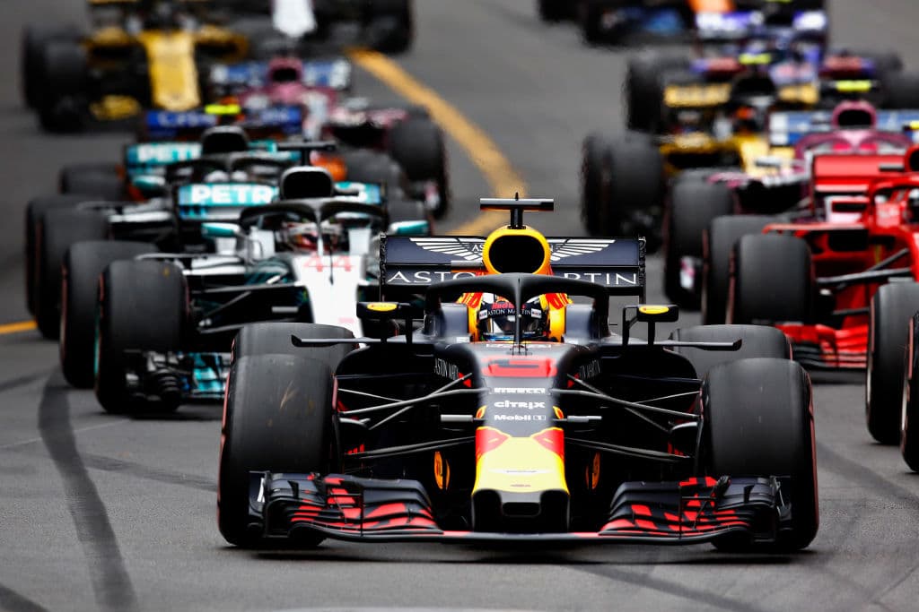 Y no desaprovechó durante la largada esa posición para acomodarse, no ceder terreno y transitar las 78 vueltas al circuito callejero de Montecarlo para enfilarse a su primer triunfo en el principado.