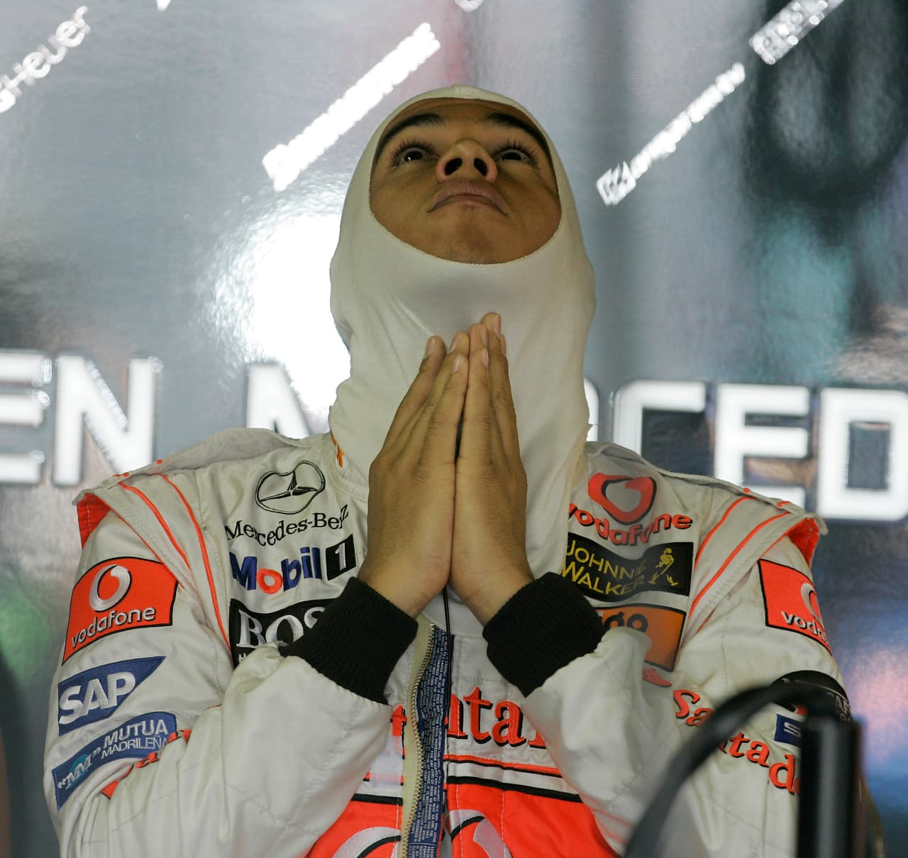 Cuando ya comenzaban los repostajes, el Safety Car tuvo que aparecer gracias a que Robert Kubica tuvo un gravísimo accidente, que afortunadamente terminó sólo en una pierna rota.