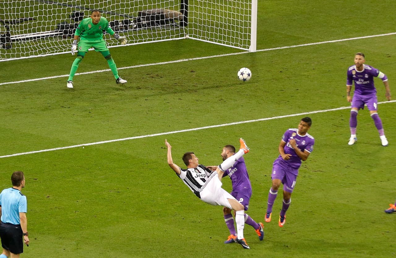 8. Mario Mandzukic (Juventus) vs Real Madrid – 2017 | Otro gol agridulce para la afición que vio cómo se les escapaba la Final ante el Real Madrid, pero el brillante golpeo del croata sorprendió a todos, incluyendo a Keylor Navas, quien fue espectador de lujo.
