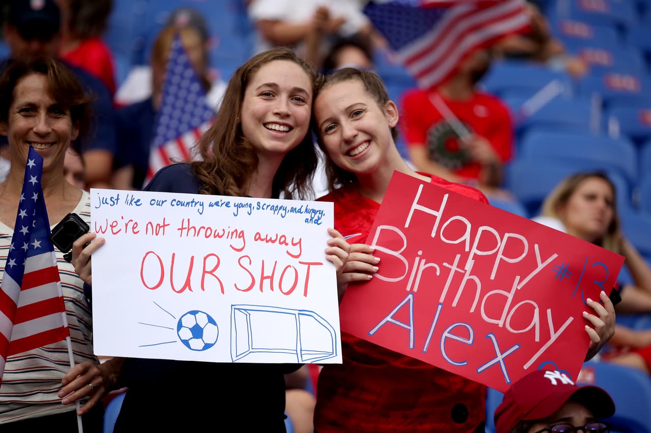 El Estadio de Lyon recibió este martes a los miles de fanáticos estadounidenses e ingleses que van a apoyar a sus equipos en la Semifinal del Mundial Femenino. La gran mayoría llegaron detrás del USWNT, que busca repetir la corona que logró en Canadá 2015.
