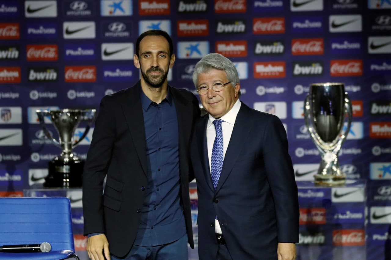 Este jueves, en una emotiva conferencia de prensa, Juanfran Torres dijo adiós a su etapa como jugador del Atlético de Madrid asegurando que volverá pronto por todo lo que le dio el club en su carrera profesional. El lateral, que aún no confirma su próximo destino, se marcha con siete títulos entre los cuales hay una Liga y dos Europa League.