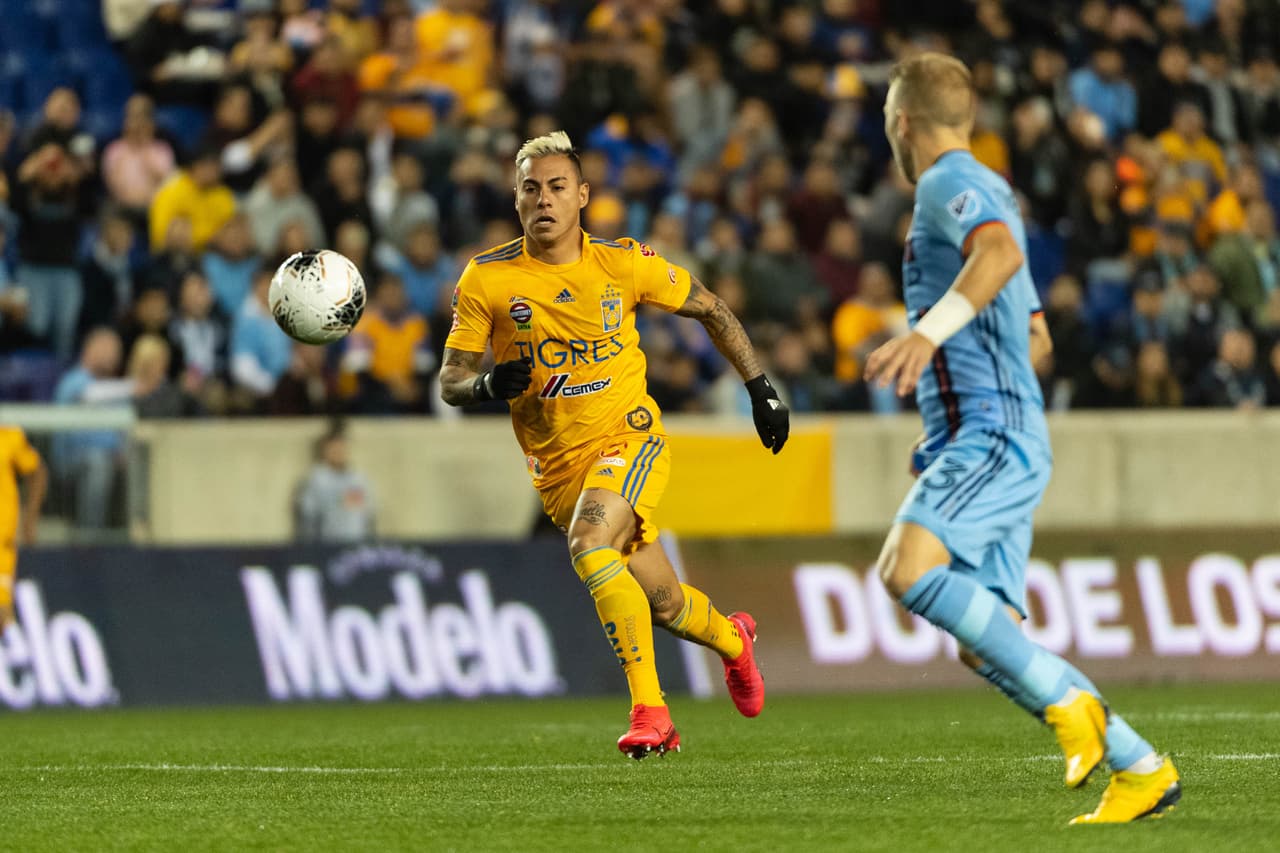 Eduardo Vargas ve la posibilidad de robar el balón, pero el defensor Maxime Chanot revienta la pelota.