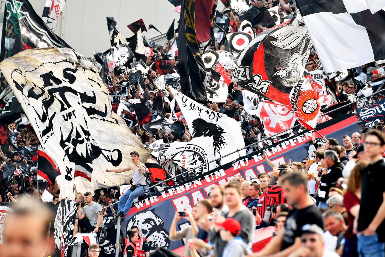 En las tribunas se vivía una fiesta inagotable entre los aficionados. Llamó la atención la gran cantidad de fanáticos del Eintracht que viajaron con su equipo.