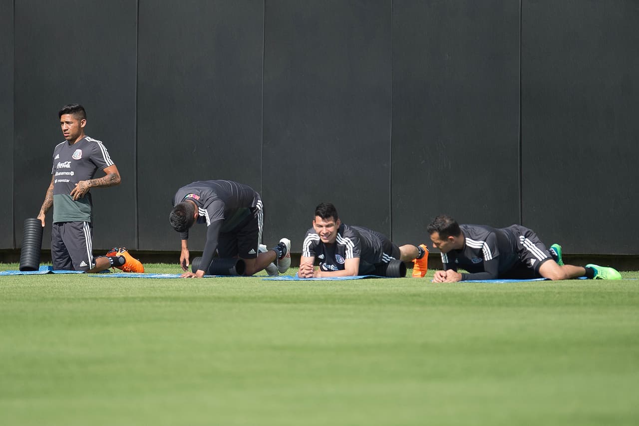 El delantero del PSV Eindhoven Hirving Lozano, el defensa del Getafe Oswaldo Alanís y jugadores que militan en clubes locales se entrenaron en primera excepción.