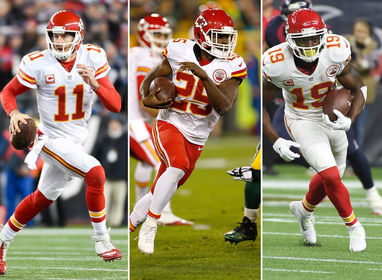 <b>10) KANSAS CITY CHIEFS: QB Alex Smith – RB Jamaal Charles – WR Jeremy Maclin</b>
<br>Pensar que hace dos temporadas los Chiefs no eran capaces de conectar pases de touchdown con sus receptors. Hoy Alex Smith y Jeremy Maclin encontraron la conexión que produce yardas y puntos. Charles complementa una buena tripleta, aunque no fue parte del arranque ganador que puso a Kansas City en los Playoffs.
