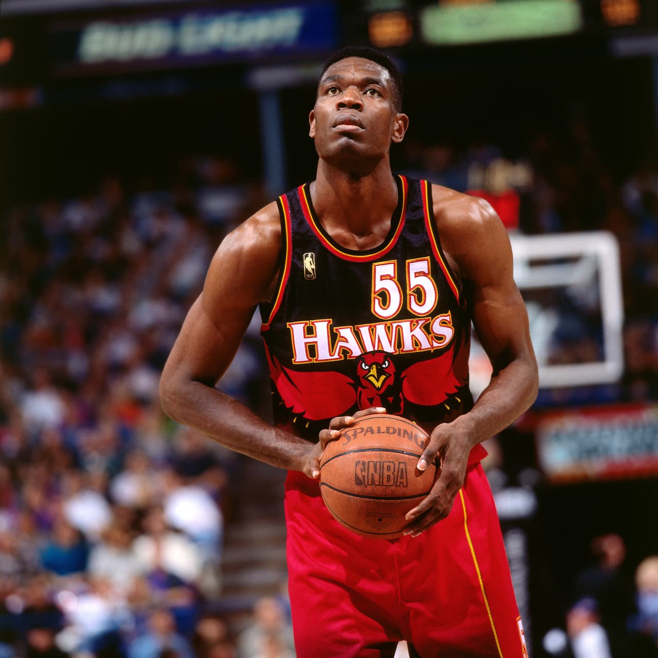 Dikeme Mutombo - El pívot congoleño usó el número 55 el cual fue retirado en los Atlanta Hawks y Denver Nuggets.